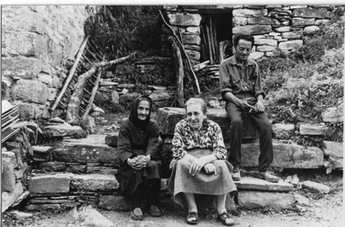 Anni ’70. Nisia Mazzoli, Bianca Martinetti Balassini e Luigi Mazzoli (Gigine dal Chiuse) fotografati alle Gualchiere (foto Antonio Silvani).